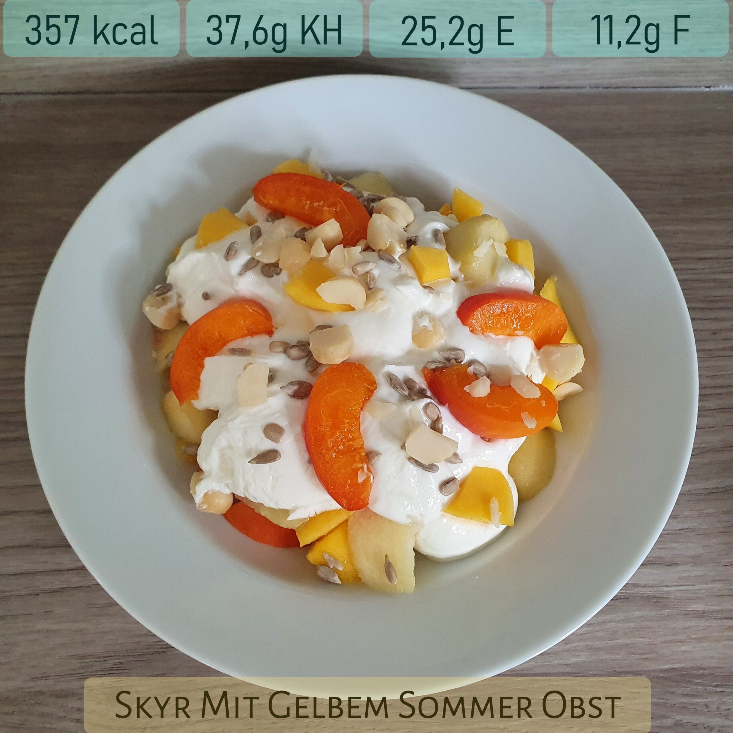 Skyr mit gelbem Sommer Obst (4)