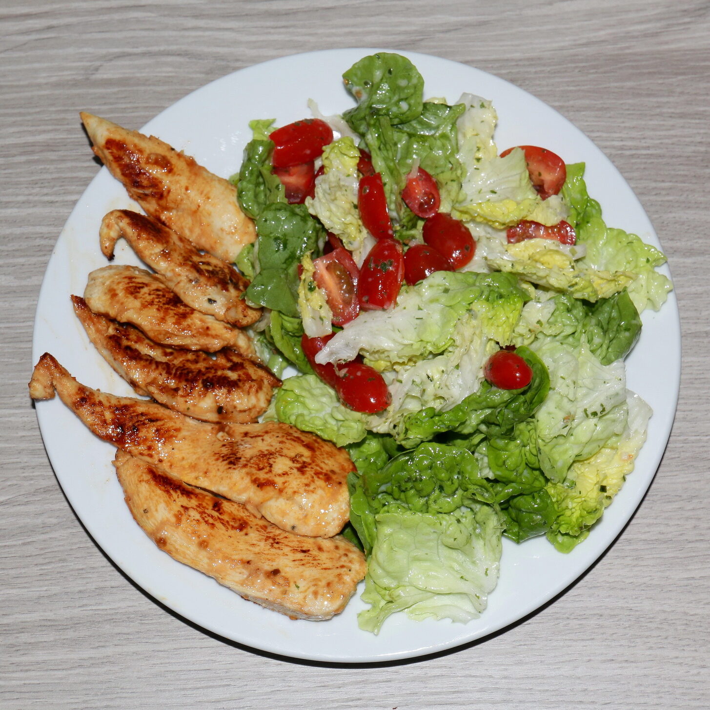 Hähnchenbrustfilet in Ketchup-Senf-Marinade mit grünem Salat und Tomaten (1)