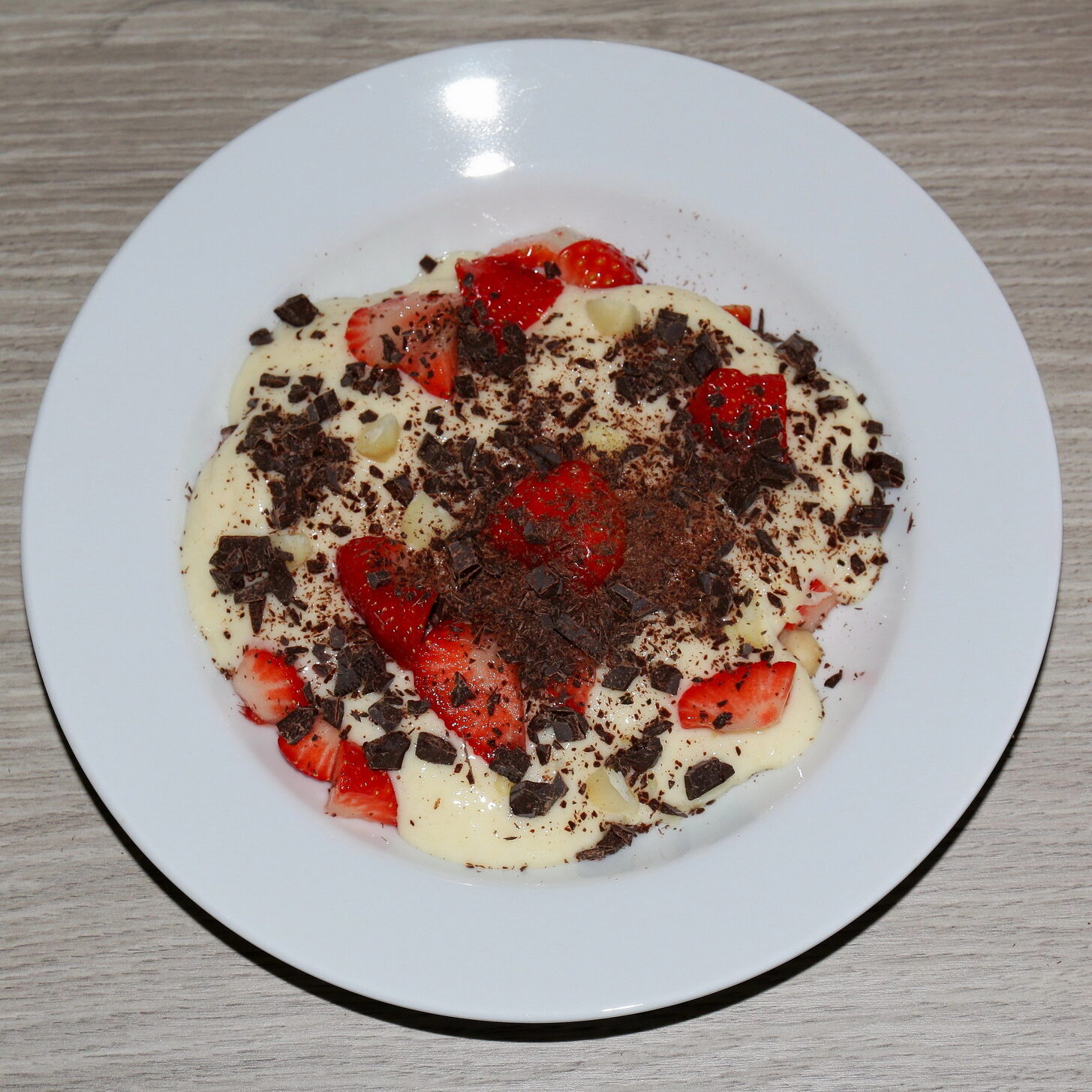 High Protein Grießpudding mit Erdbeeren, Macadamia und Schokolade (1)