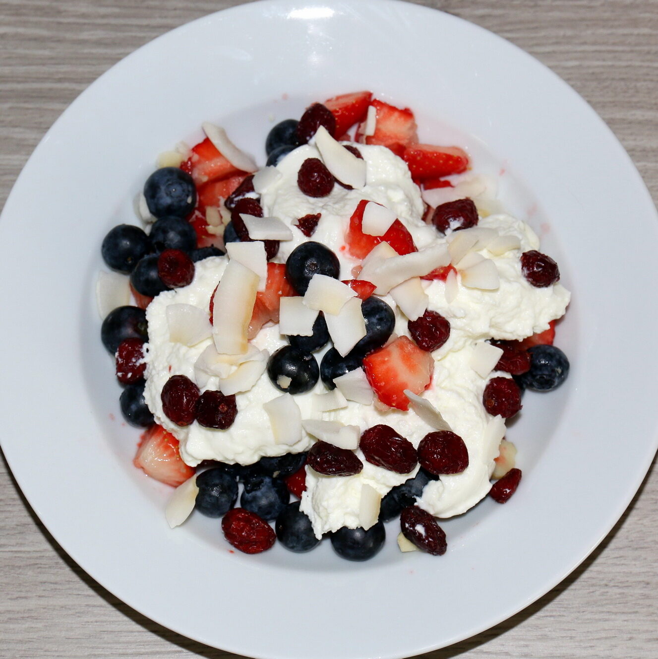 Skyr mit Beeren, Macadamia und Kokos (4)